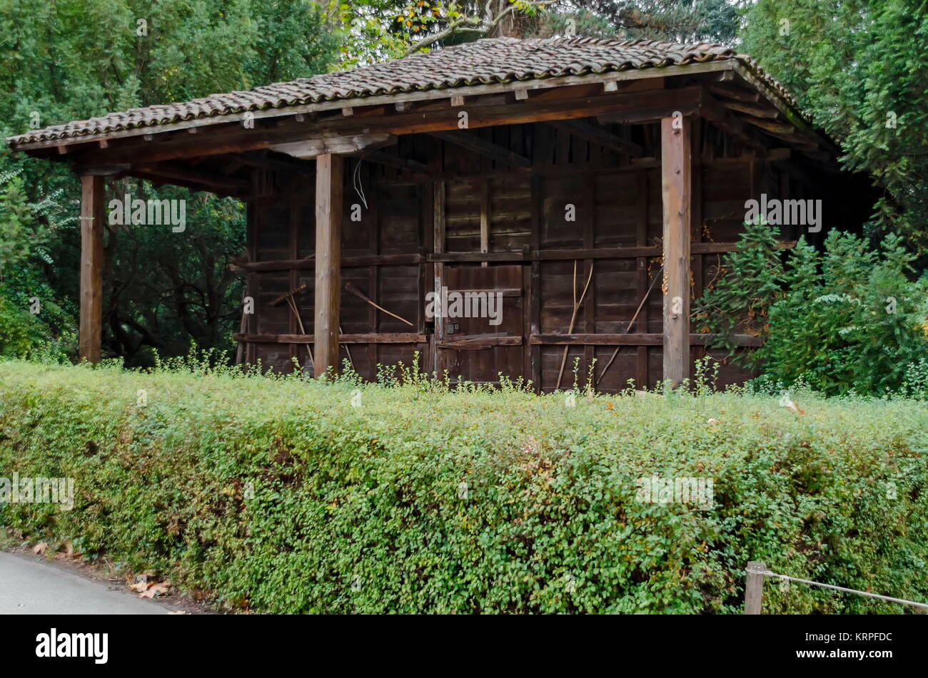 Il granaio di legno in monumento nazionale di architettura del paesaggio parco nel tempo ex palazzo reale alla periferia di Sofia, Bulgaria, Europa Foto Stock