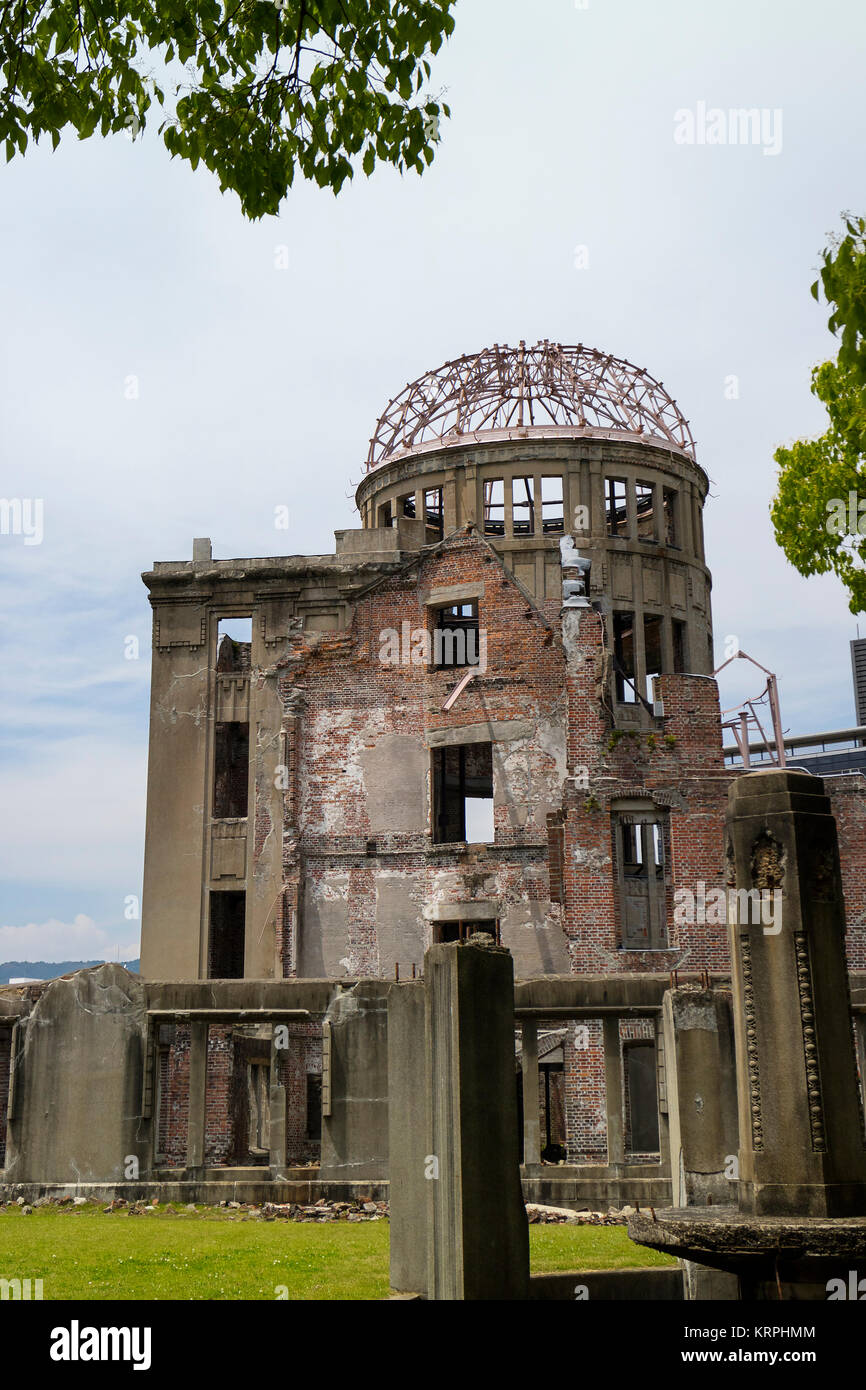 Hiroshima, Giappone - 25 Maggio 2017: i resti scheletrici dell'ex Hiroshima Prefectural Promozione Industriale Hall, l'UN-Bomb Dome Foto Stock