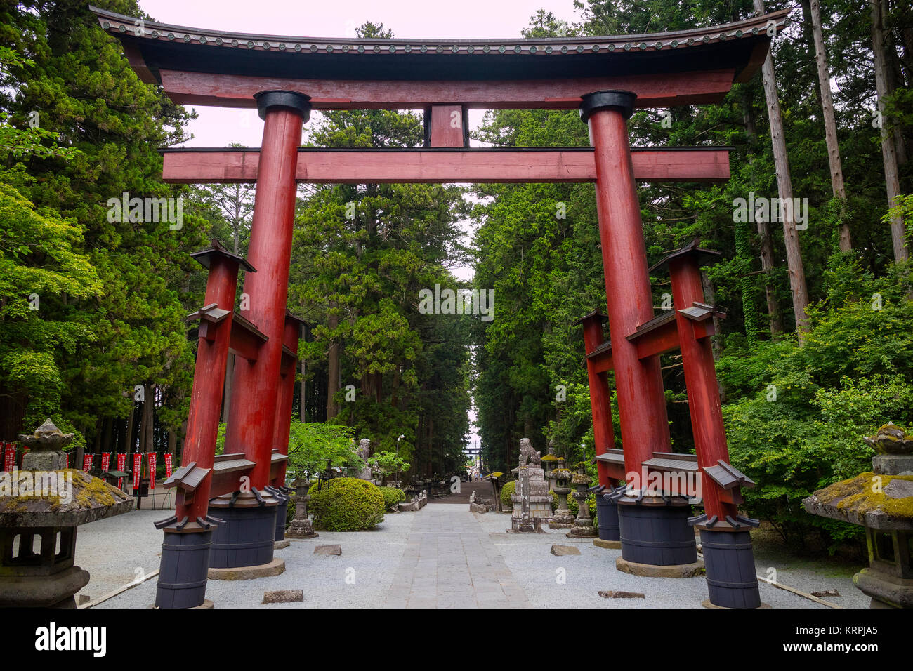 Fujiyoshida city, Giappone - Giugno 13, 2017; Rosso torii, Giapponese gate al Fujiyoshida Sengen Santuario Foto Stock