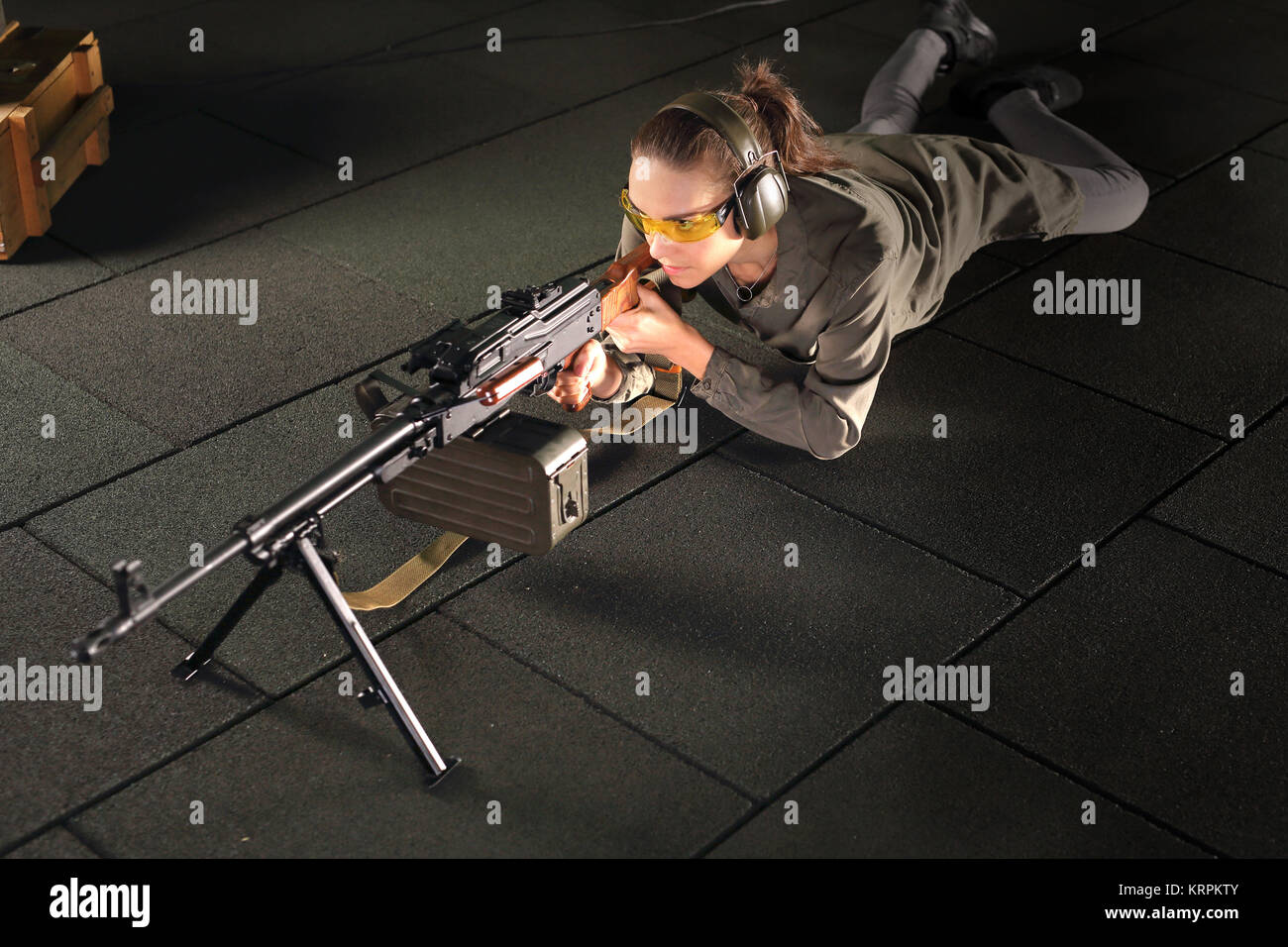 Strzelnica. Kobieta z karabinem maszynowym. Strzelectwo sportowe. Foto Stock