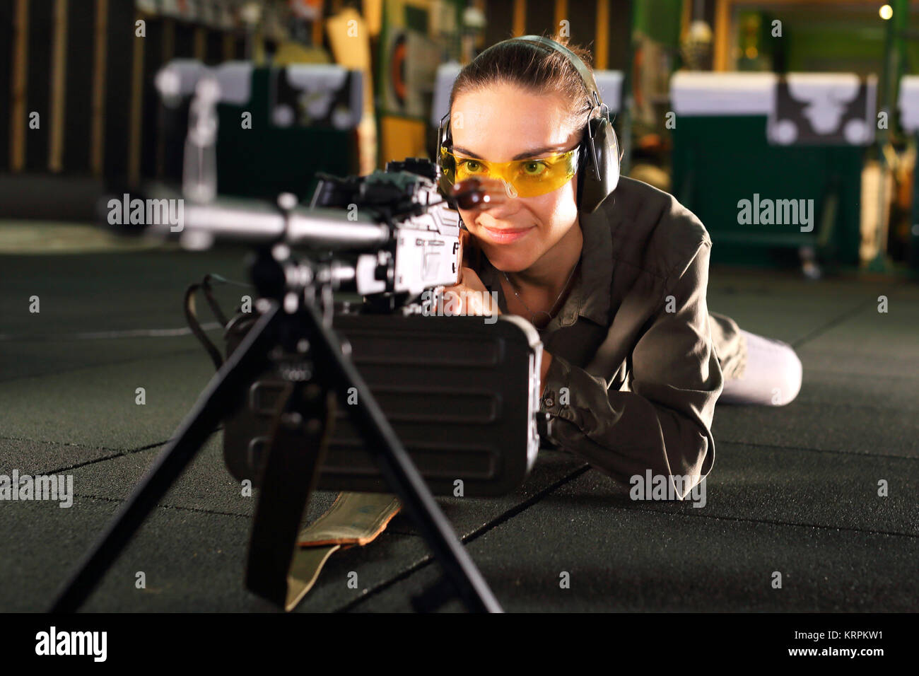 Strzelnica. Kobieta z karabinem maszynowym. Strzelectwo sportowe. Foto Stock