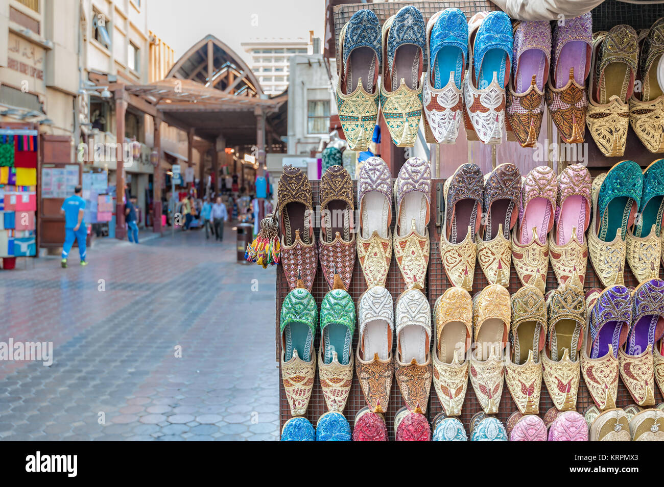 Scarpe colorate sulla cremagliera nel souk di Dubai. Foto Stock