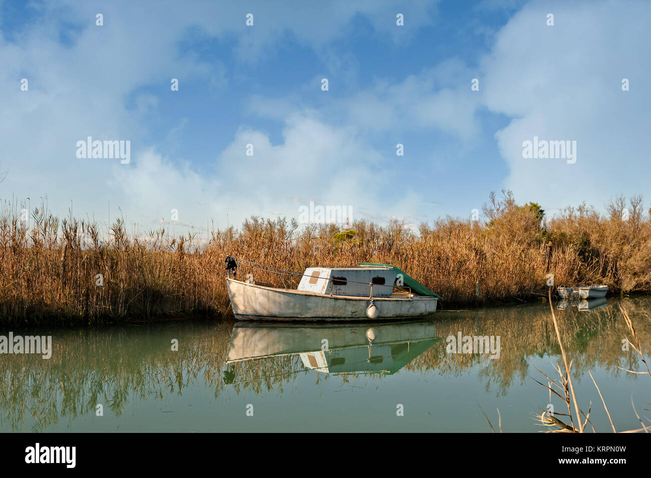 Vecchie barche da pesca ormeggiate lungo il canale. Foto Stock