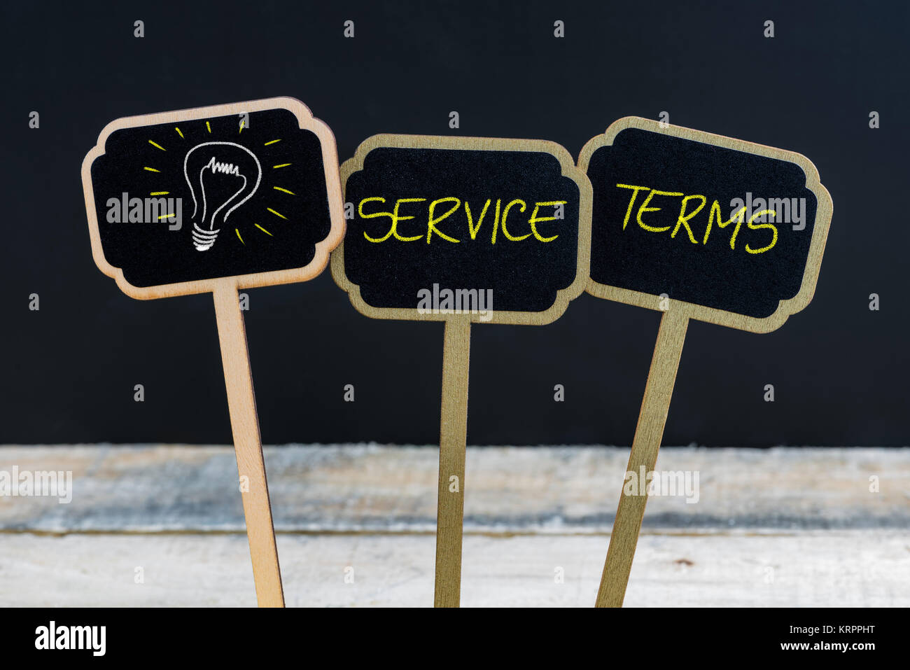 Messaggio di concetto di Termini di servizio e la lampadina della luce come simbolo per idea Foto Stock