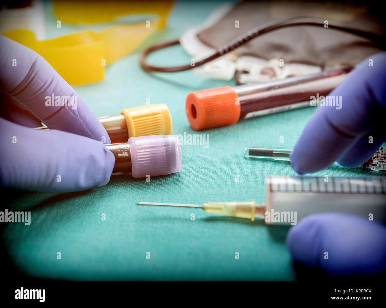 Fiala per il prelievo di campioni di sangue, farmaco laboratorio di controllo, Immagine concettuale Foto Stock