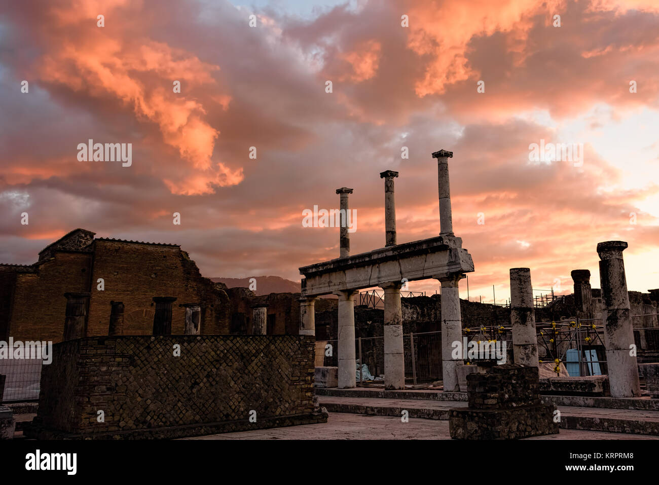 Parzialmente scavato e restaurato le antiche rovine di Pompei Foto Stock