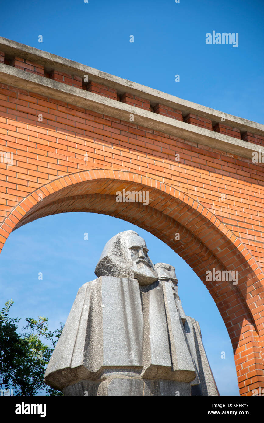 Statua cubista di Karl Marx e Friedrich Engell, Memento Park, Budapest Foto Stock