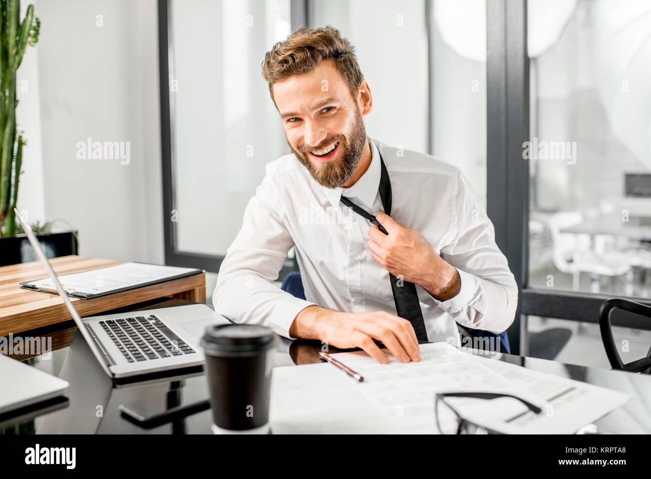 Stanco tax manager che lavora in ufficio Foto Stock