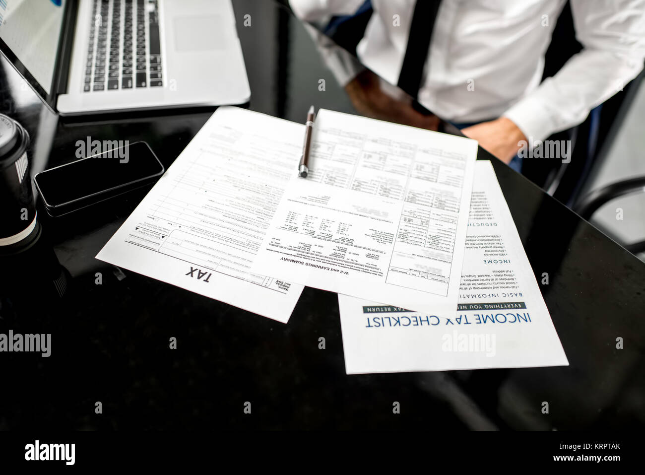 Lavorare con i documenti fiscali Foto Stock