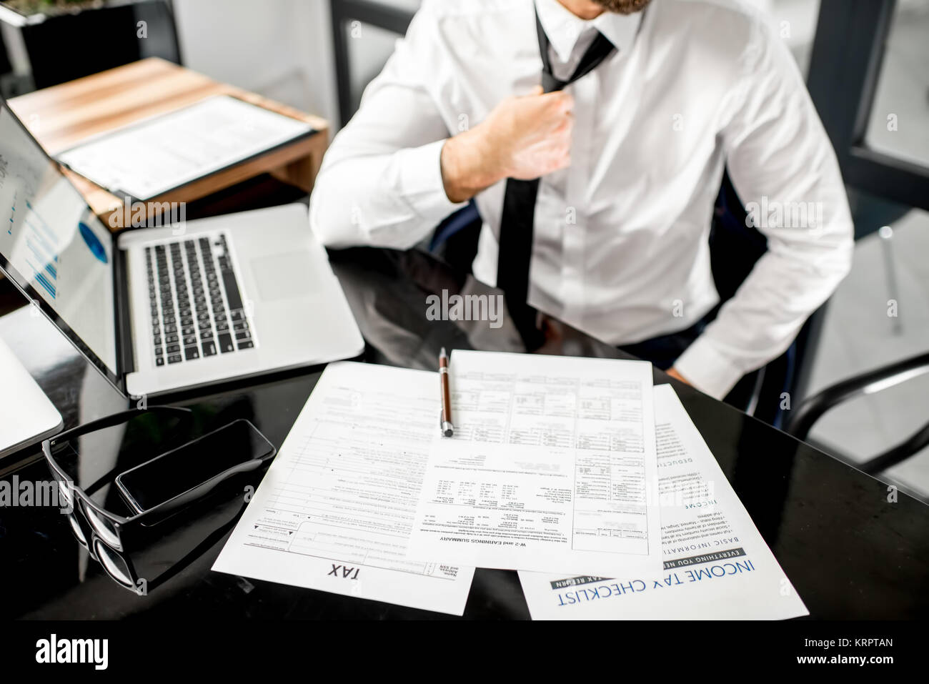 Lavorare con i documenti fiscali Foto Stock