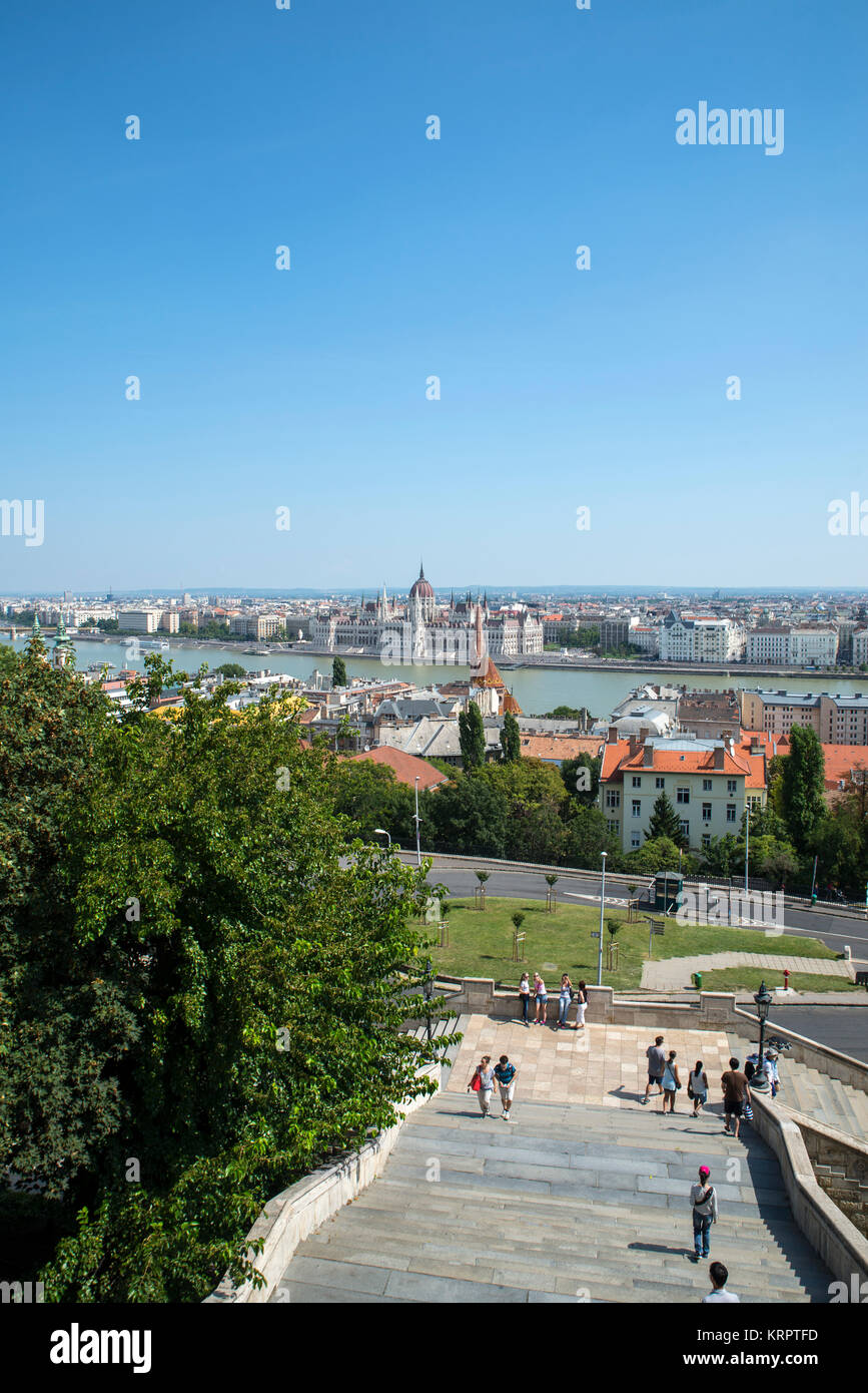 Vista di Budapest, il Danubio e gli edifici del Parlamento europeo da Castle Hill Foto Stock