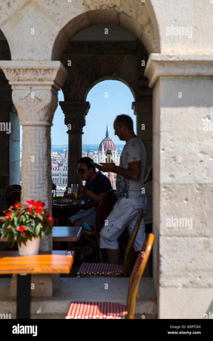 HB lounge e bar in collina del castello che si affaccia su St Stephen Basilica, Budapest Foto Stock