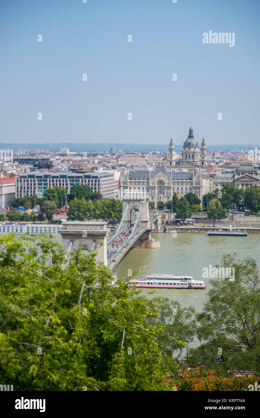 Vista di Budapest, il Danubio e St Stephen's Basiclia da Castle Hill Foto Stock