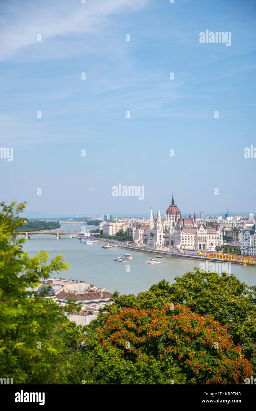 Vista di Budapest, il Danubio e gli edifici del Parlamento europeo da Castle Hill Foto Stock