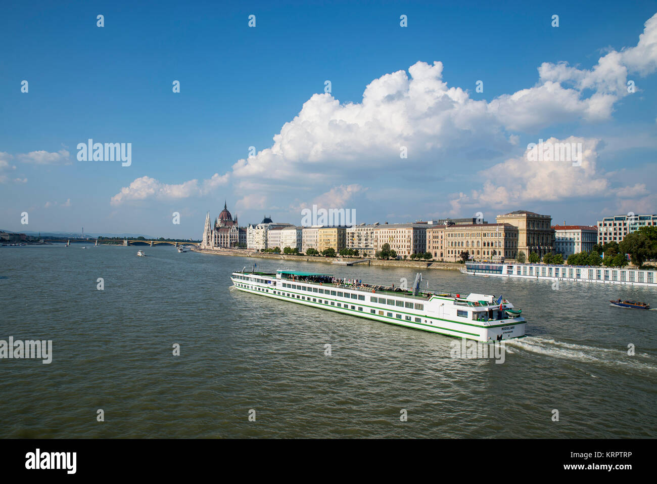 La nave di crociera sul Danubio, vicino agli edifici del Parlamento, Budapest Foto Stock