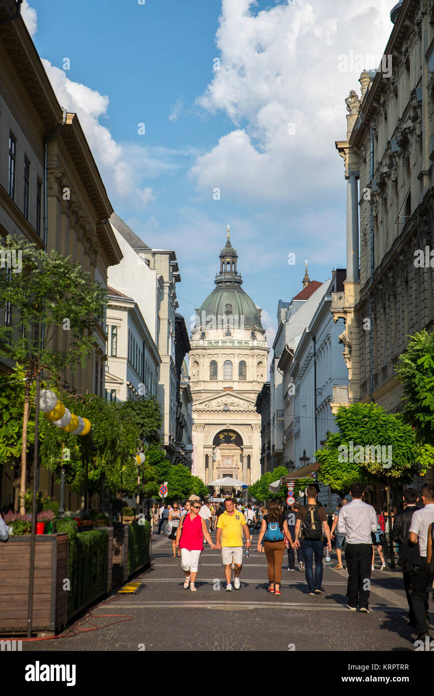 Strada che conduce al St Stephen Basilica, Budapest Foto Stock