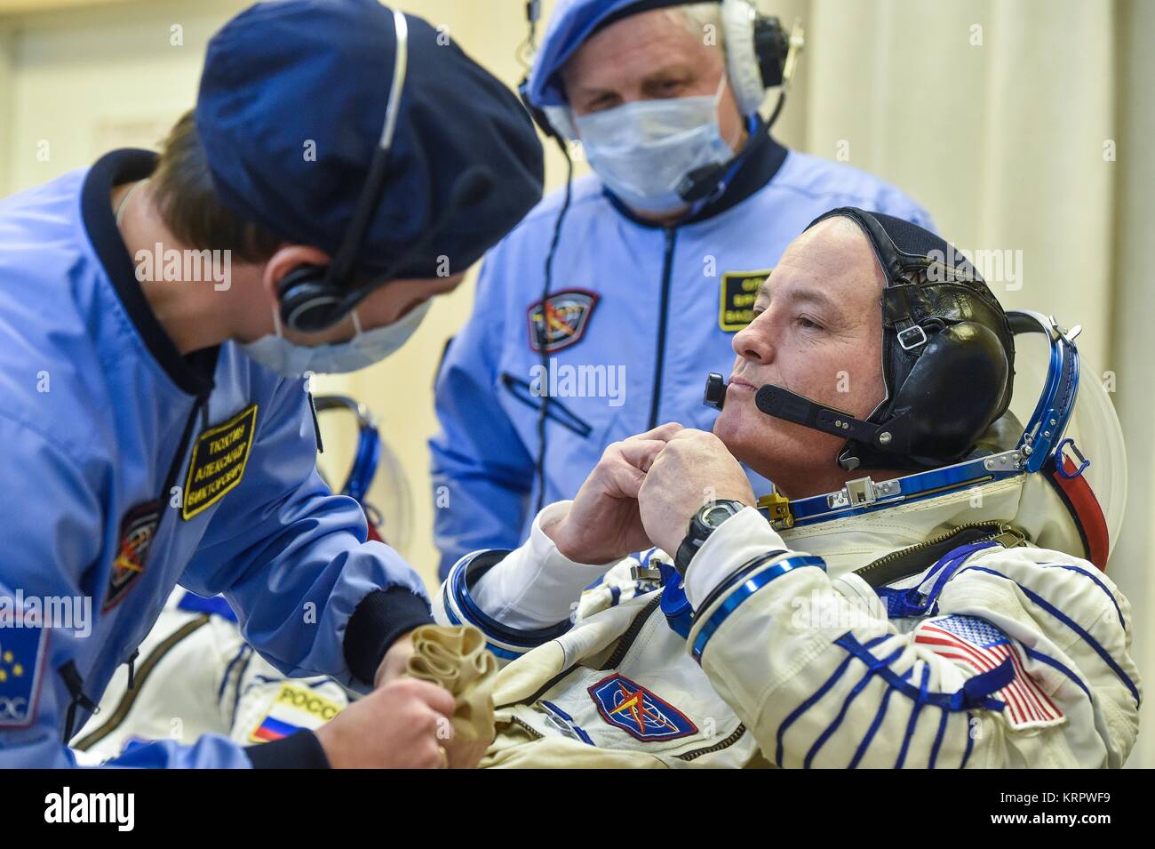 La NASA Stazione Spaziale Internazionale Expedition 54 il primo membro di equipaggio astronauta americano Scott Tingle mette sulla sua russo Sokol lancio e entrata tuta in preparazione per la Soyuz MS-07 lancio al cosmodromo di Baikonur Dicembre 17, 2017 di Baikonur in Kazakhstan. Foto Stock