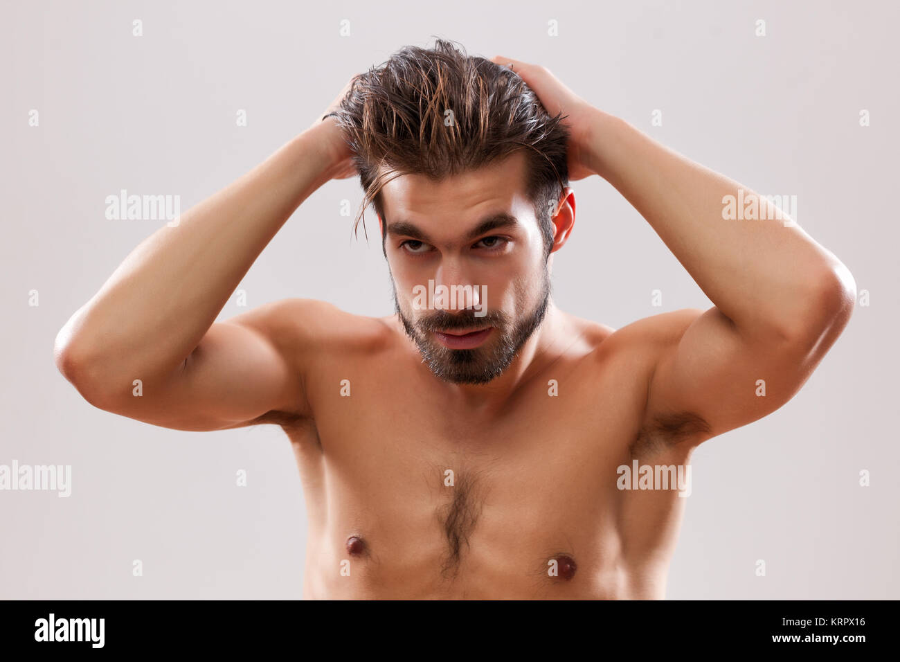 Giovane uomo è l'applicazione di gel per capelli per i suoi capelli. Foto Stock