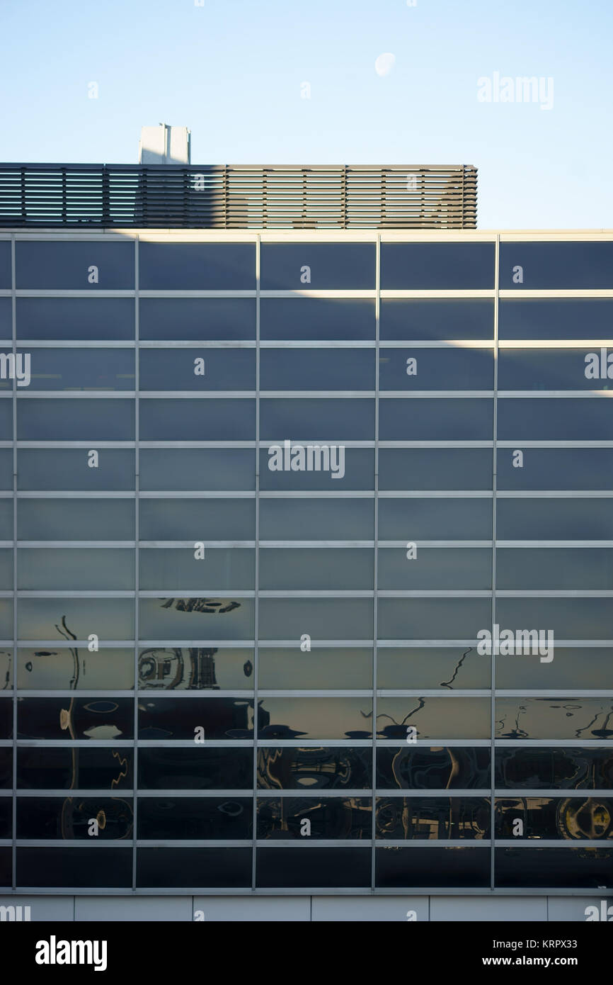 Die moderne Außen- und Spiegelfassade eines Gebäudes des Flughafens LAX. Foto Stock