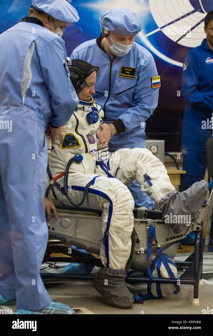 La NASA Stazione Spaziale Internazionale Expedition 54 il primo membro di equipaggio astronauta americano Scott Tingle ha il suo russo Sokol lancio e tuta di ingresso controllato di pressione in preparazione per la Soyuz MS-07 lancio al cosmodromo di Baikonur Dicembre 17, 2017 di Baikonur in Kazakhstan. Foto Stock