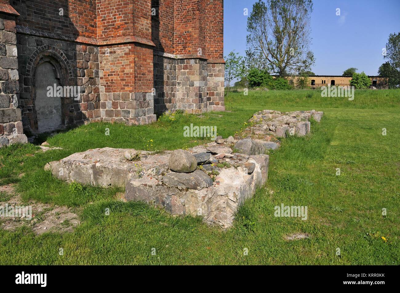 Il granito fondamenta di un vecchio edificio medievale con resti di mattoni in stile Gotico vicino alla chiesa di San Stanislao Kostka (ex cappella dei Templari) a Foto Stock