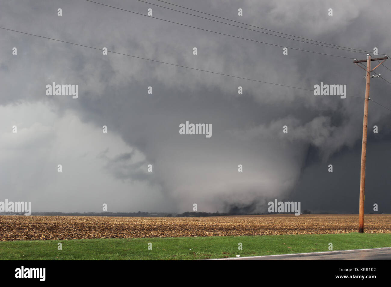 Massive terrificante tornado perlustra il terreno coltivabile in Illinois. Foto Stock