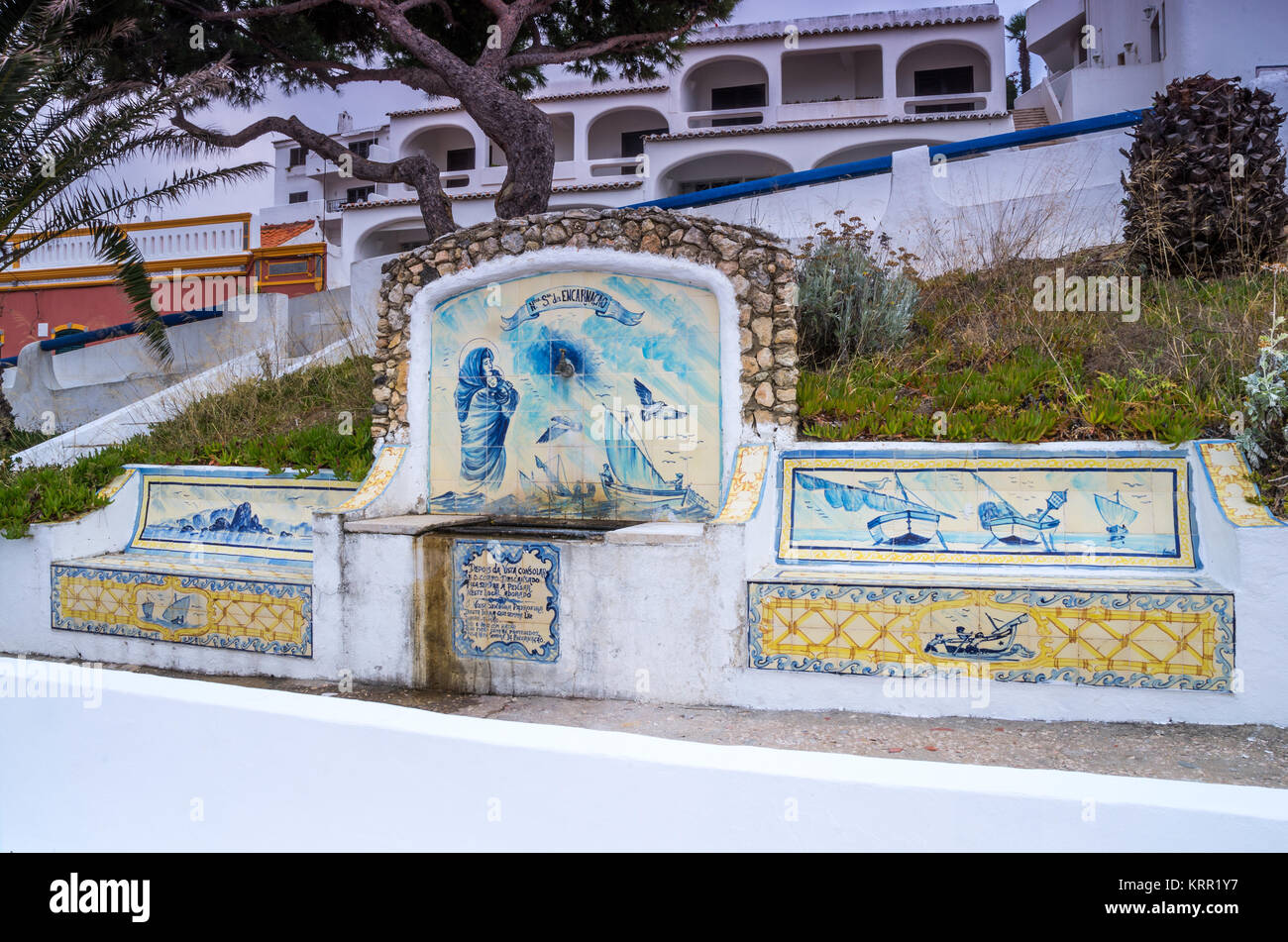 Fontana di acqua con una tipica decorazione in portoghese Carvoeiro, Algarve Foto Stock