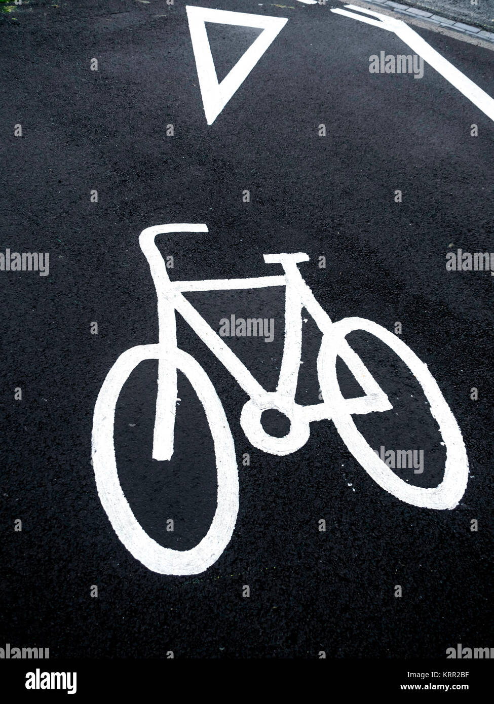 Pista ciclabile segno contrassegnati in bianco la designazione di pista ciclabile separata da pedoni Foto Stock