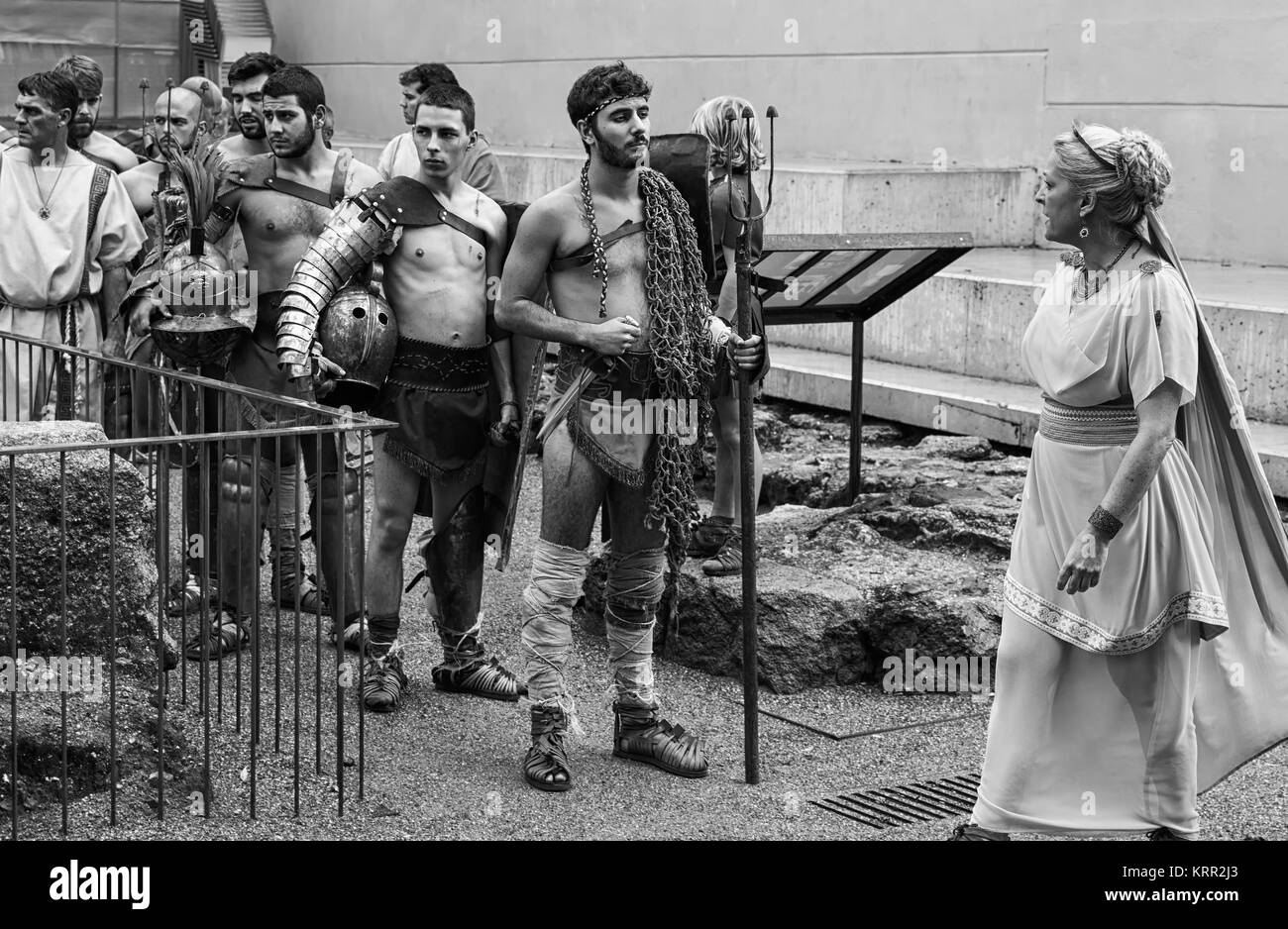 Mérida, Spagna - 27 Settembre 2014: più vicini con gladiatore romano in  costume del primo secolo e una donna mascherata di patrizio romano, parte  Foto stock - Alamy