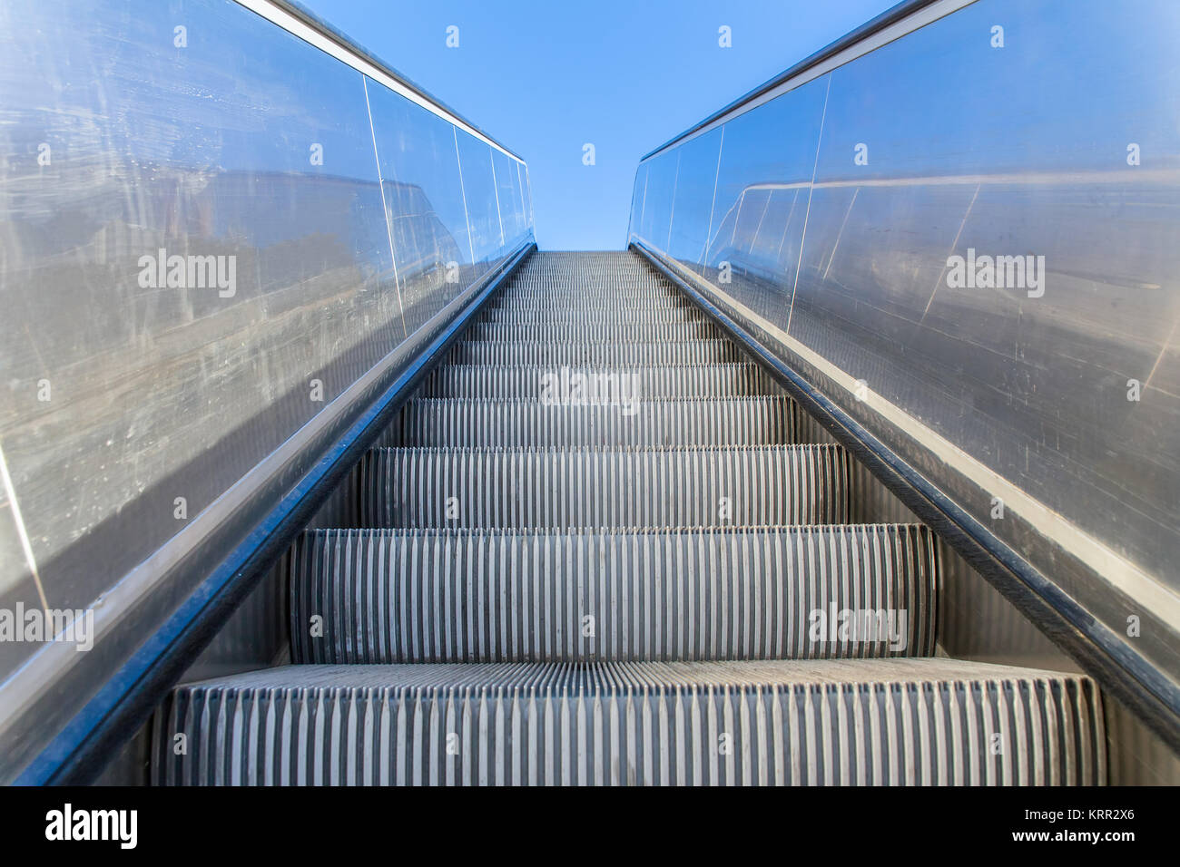 Metallo escalator vuota fuori con il blu del cielo Foto Stock