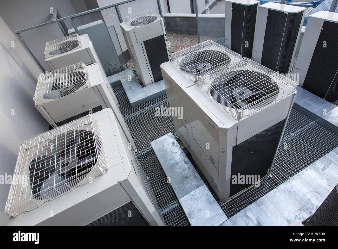 Impianti di climatizzazione in cima a un edificio moderno - Antenna/drone vista del tetto con tutte le necessarie installazioni Foto Stock