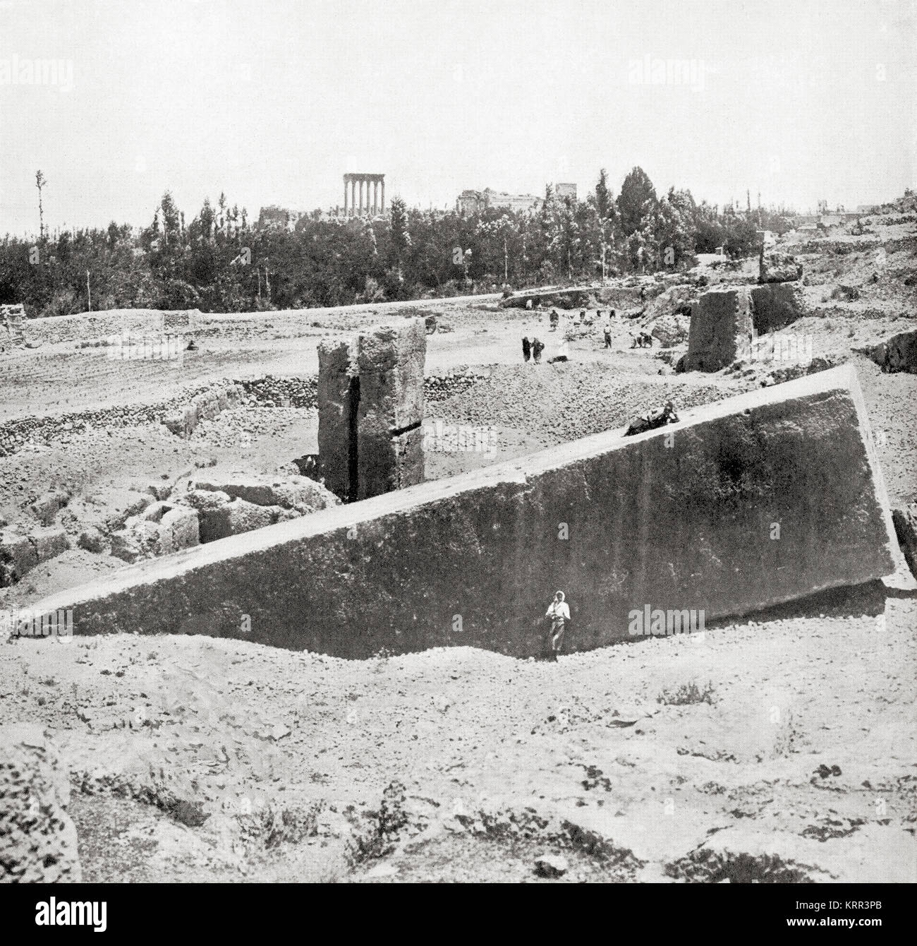 Una delle grandi pietre trovò nel tempio del sole, Baalbeck, Siria. Dalle meraviglie del mondo, pubblicato c.1920. Foto Stock