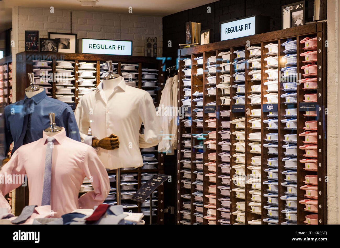 Camicie uomo in un negozio di moda di Londra Foto stock - Alamy
