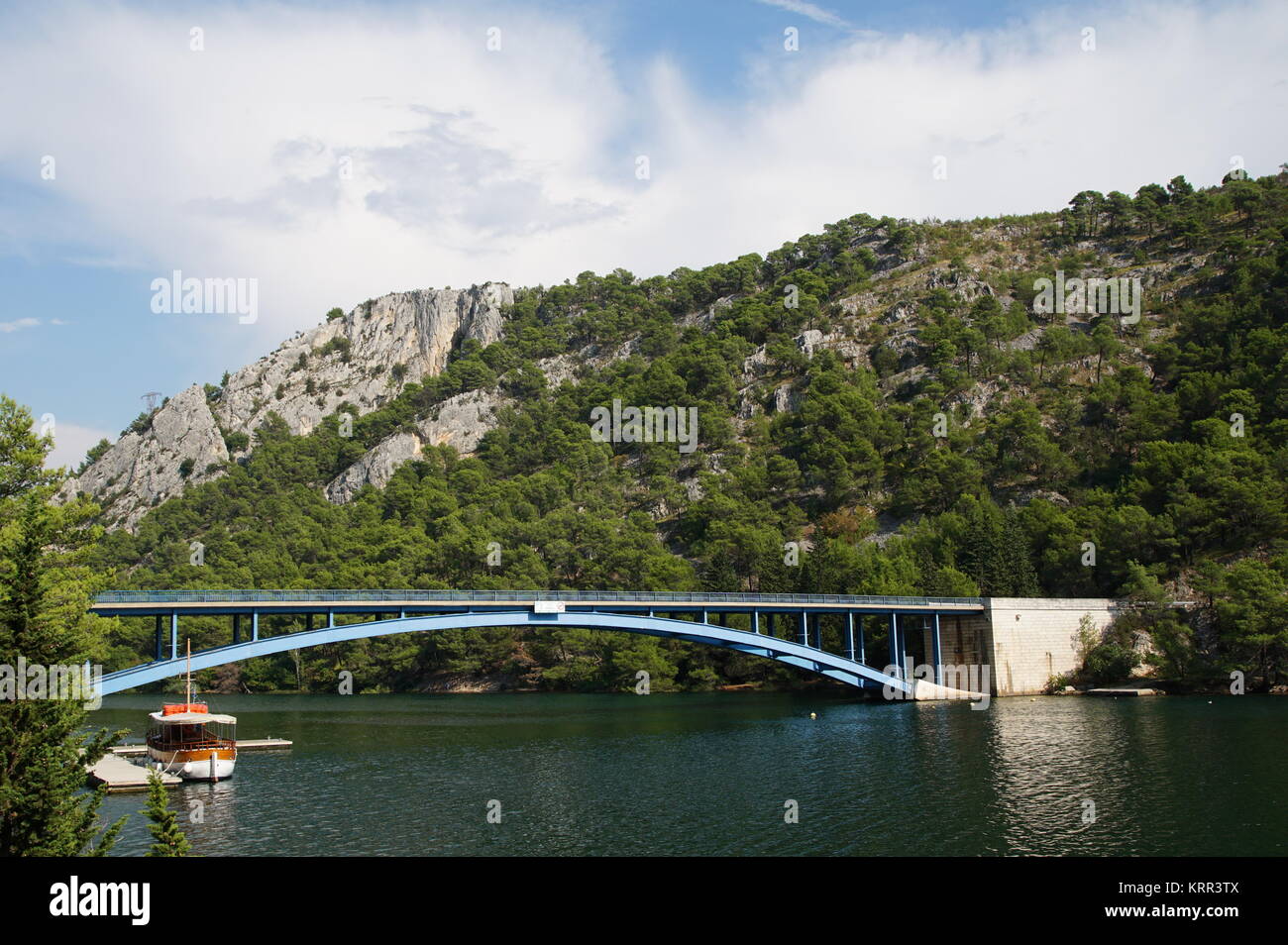 ponte blu sul fiume krka Foto Stock