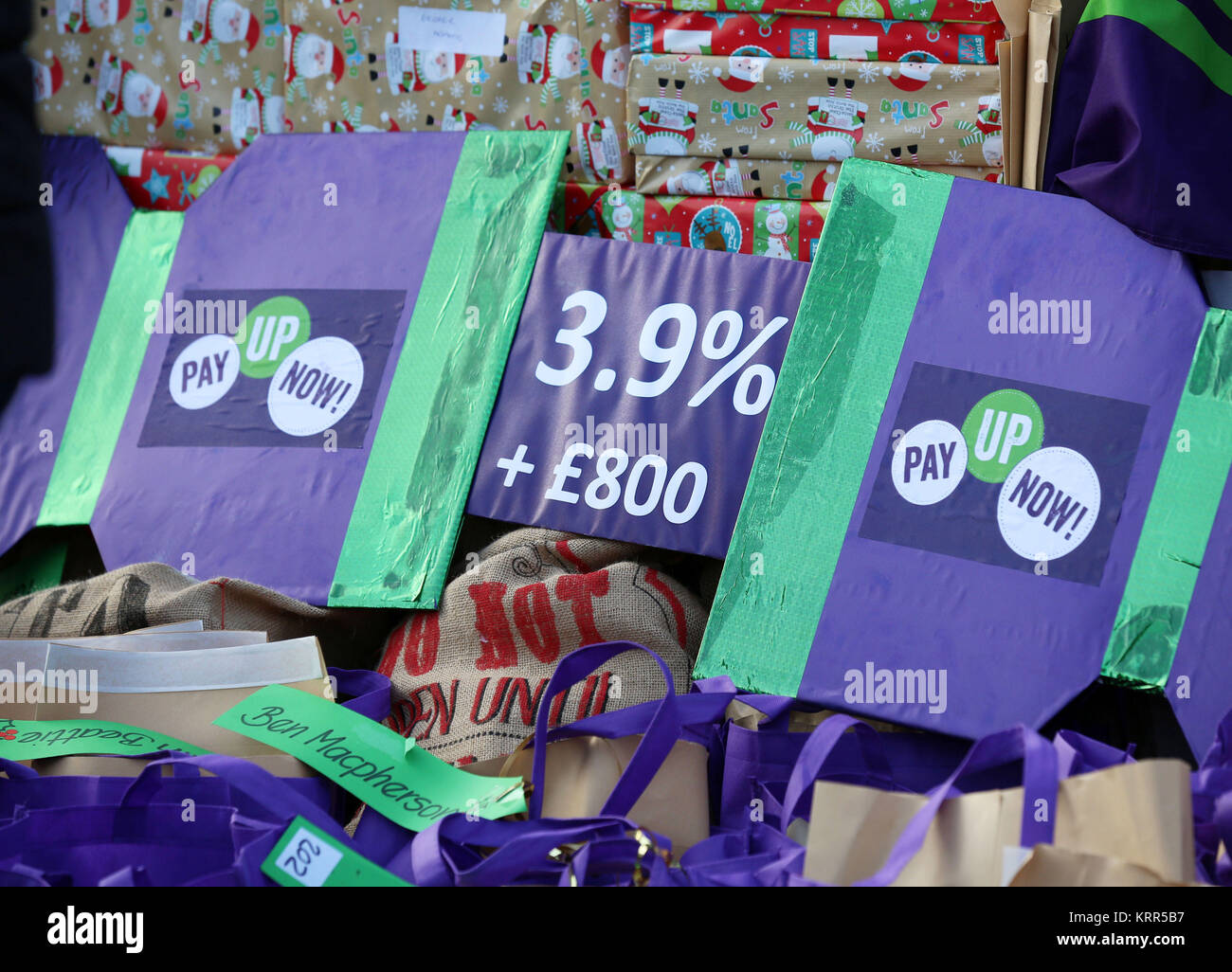 Unison erogare 5.000 " equo pagare adesso' le carte per circoscrizione MSPs impegnativo il Governo scozzese "paga fino sul NHS pay" al di fuori del Parlamento scozzese di Edimburgo. Foto Stock