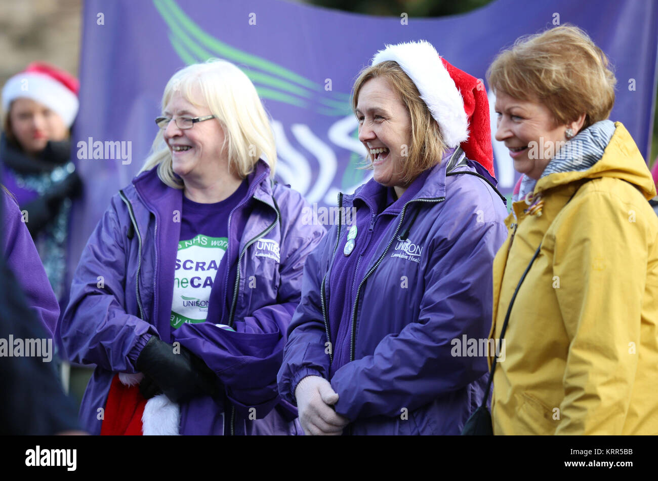 Unison erogare 5.000 " equo pagare adesso' le carte per circoscrizione MSPs impegnativo il Governo scozzese "paga fino sul NHS pay" al di fuori del Parlamento scozzese di Edimburgo. Foto Stock