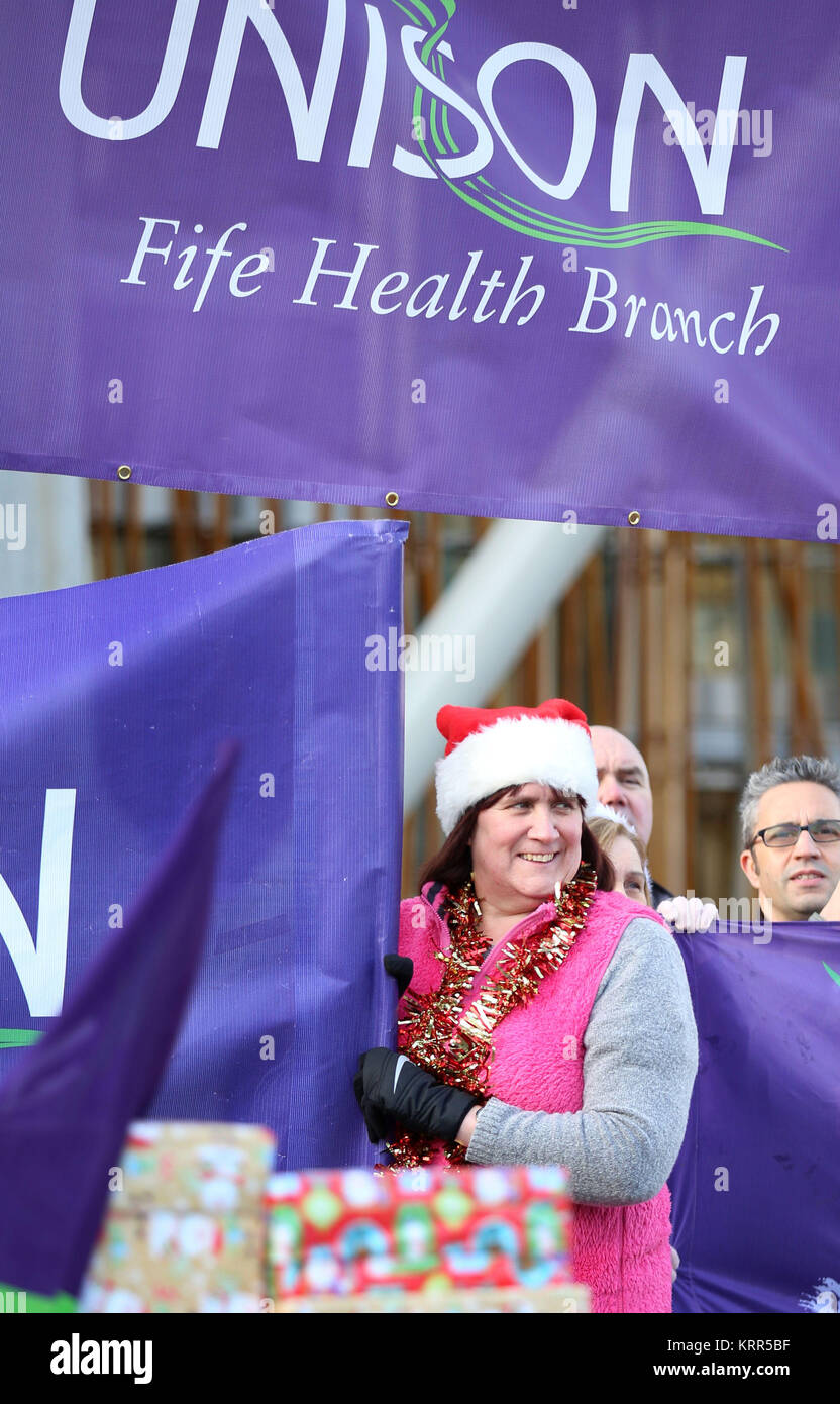 Unison erogare 5.000 " equo pagare adesso' le carte per circoscrizione MSPs impegnativo il Governo scozzese "paga fino sul NHS pay" al di fuori del Parlamento scozzese di Edimburgo. Foto Stock