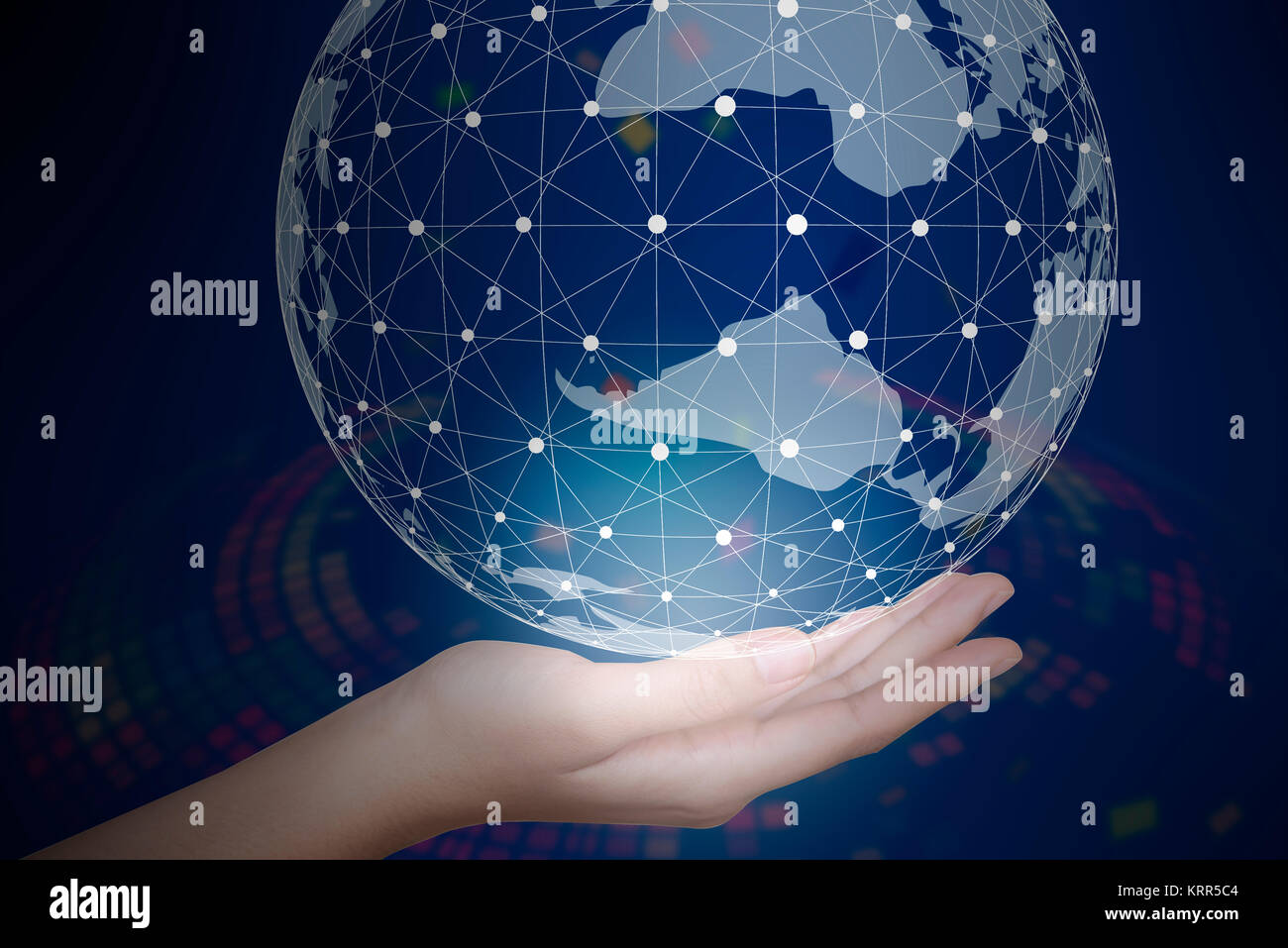 Le donne d'affari sono state lavorando su un mondo tridimensionale interfaccia in background di buio e colorati di fantascienza Foto Stock