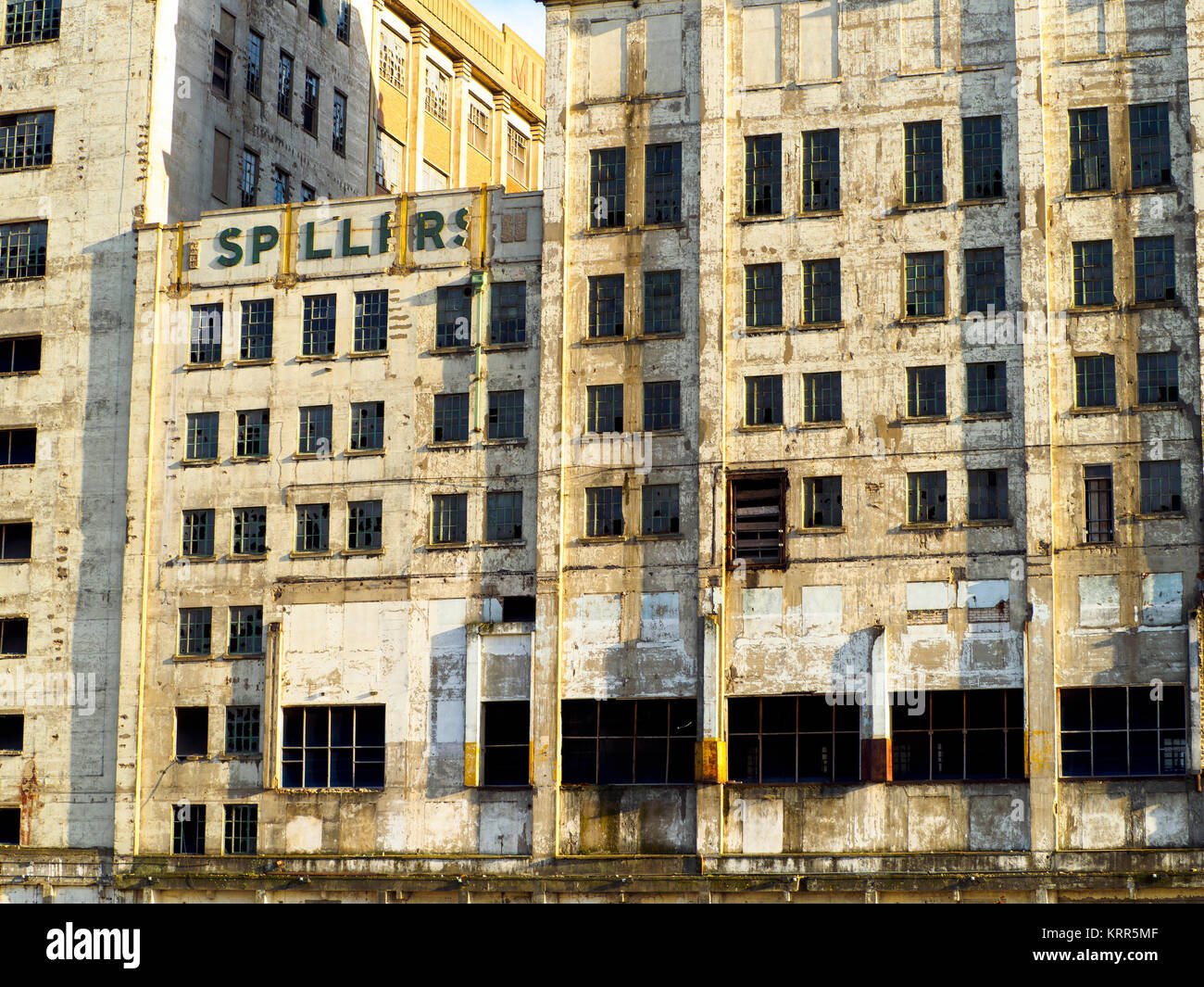 Il Millennium Mills è una volta abbandonati del xx secolo mulino di farina in West Silvertown sul lato sud del Royal Victoria Dock - Londra, Inghilterra Foto Stock