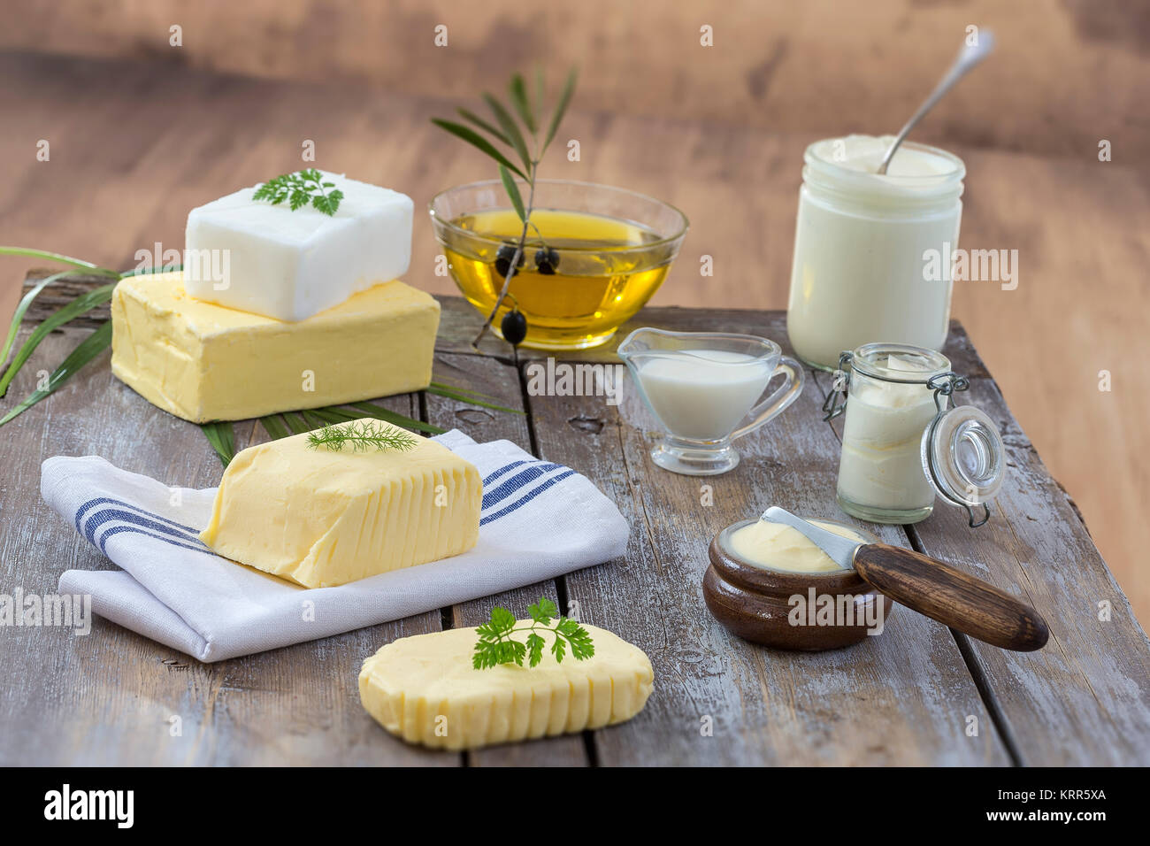 Grassi alimentari e olio : insieme di prodotti lattiero-caseari e olio e grassi animali su uno sfondo di legno Foto Stock