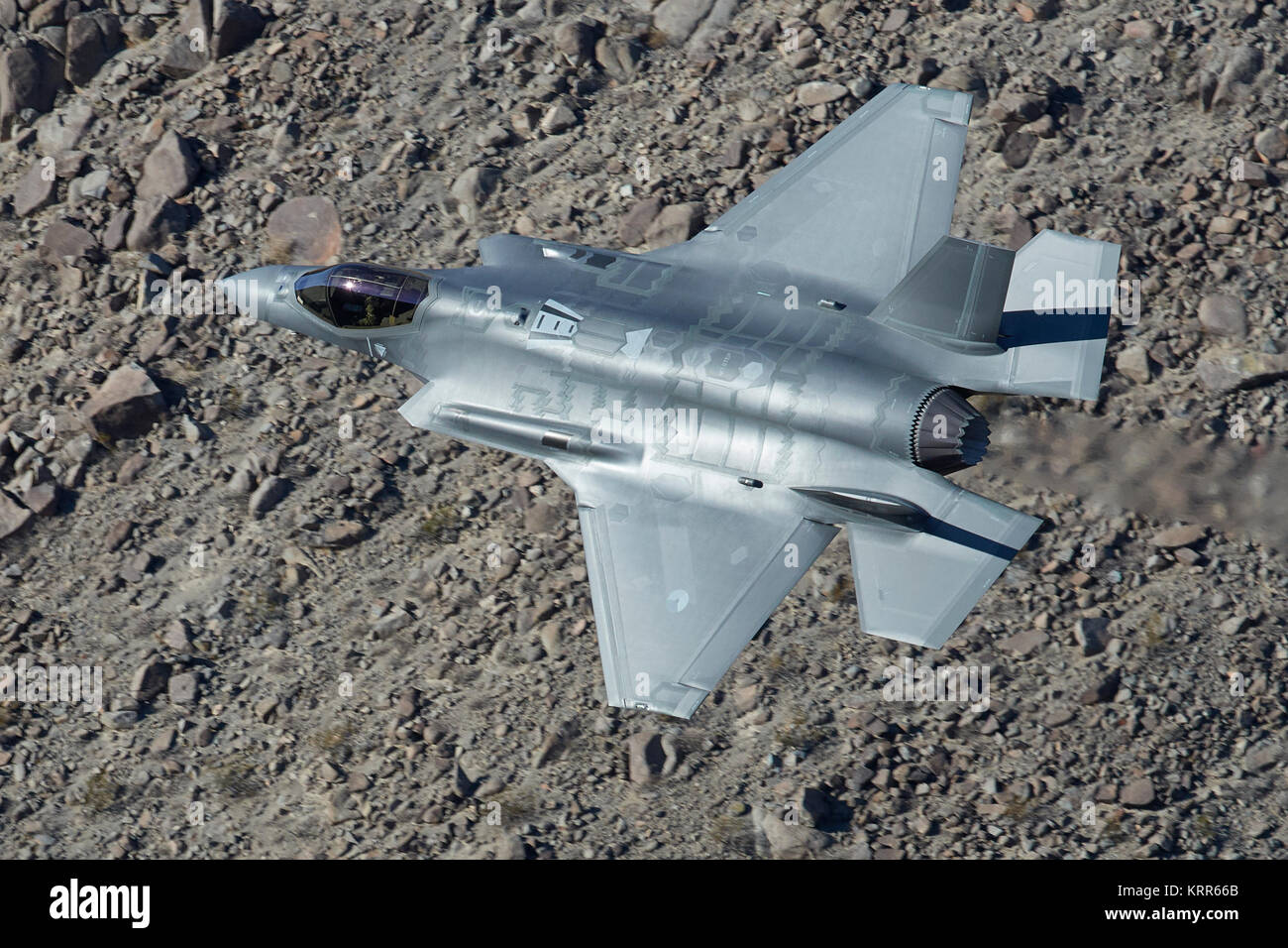 Lockheed Martin F-35A Lightning II Joint Strike Fighter (Stealth piano), volare a basso livello attraverso un canyon in California, Stati Uniti d'America. Foto Stock