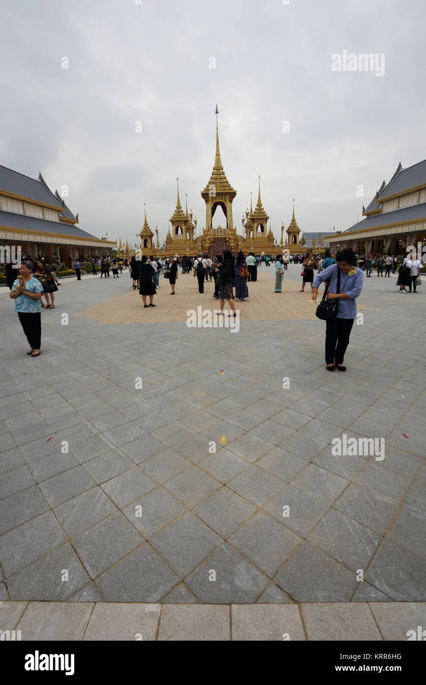 Carro ruote' consente di stampare sul terreno in Thailandia del compianto Re Bhumibol Adulyadej il crematorio di Bangkok. Egli è stato cremato il 26 ottobre 2017. Foto Stock