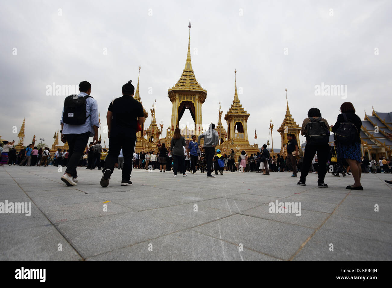 Carro ruote' consente di stampare sul terreno in Thailandia del compianto Re Bhumibol Adulyadej il crematorio di Bangkok. Egli è stato cremato il 26 ottobre 2017. Foto Stock