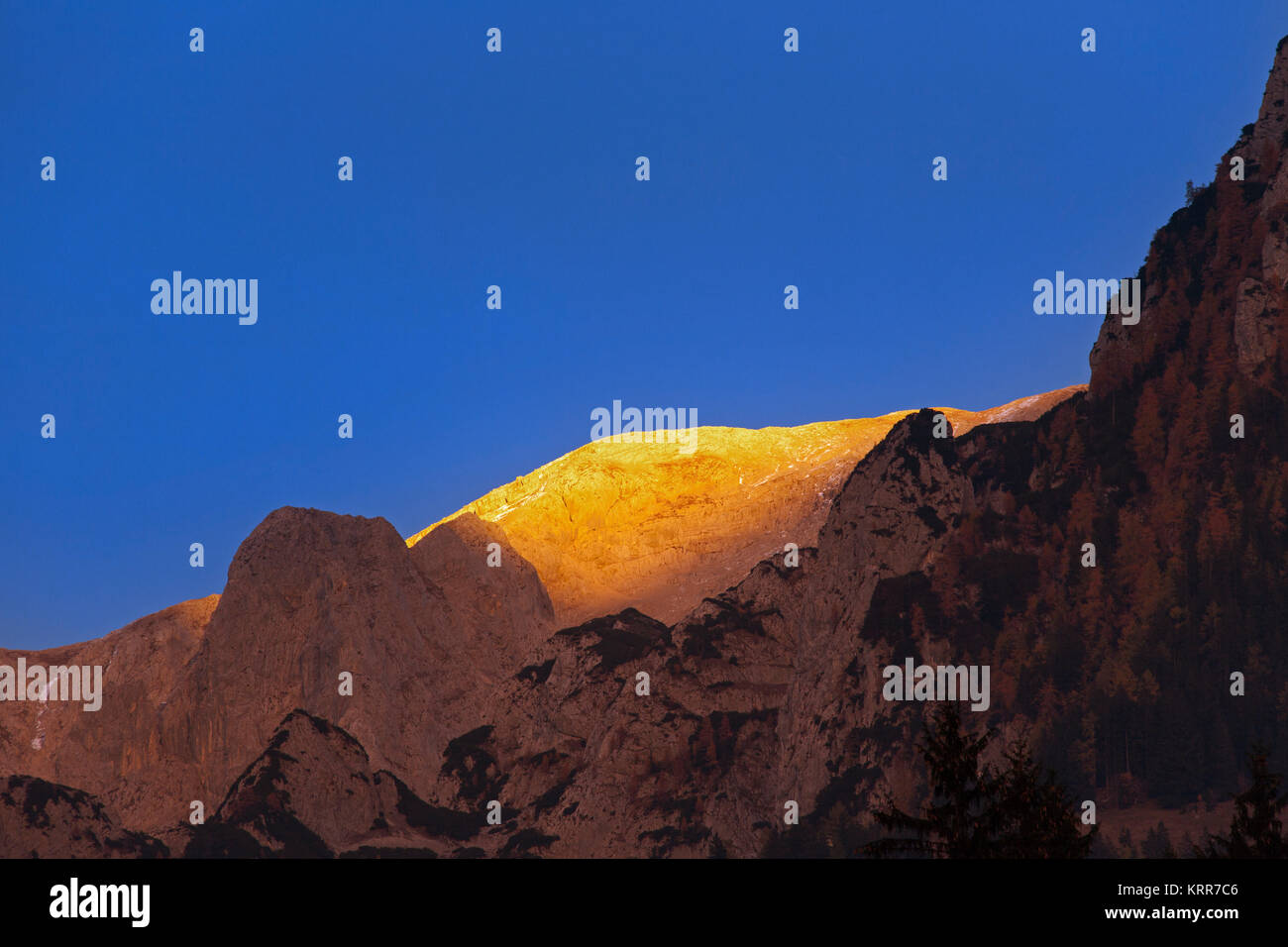 Alpenglow oltre Hoher Göll, la vetta più alta del massiccio Göll vicino Obersalzberg nelle Alpi Berchtesgaden, Baviera, Germania Foto Stock