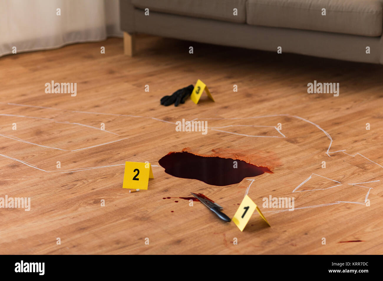 Chalk outline e coltello nel sangue alla scena del crimine Foto Stock