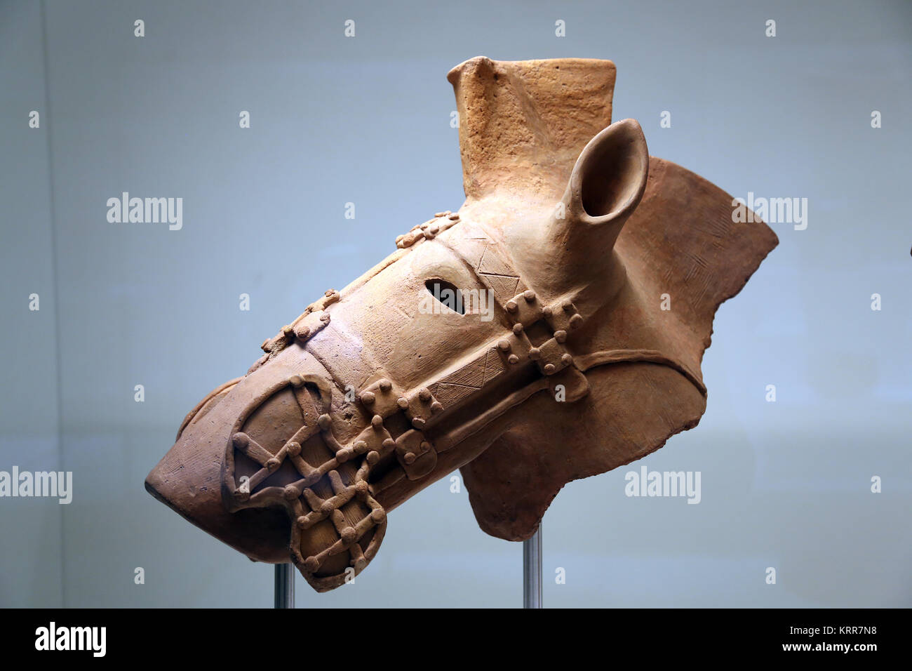 Testa di cavallo, haniwa. Il Giappone. 5a-6a secolo. Ceramica. Museo delle Culture del Mondo. Barcellona. Spagna Foto Stock