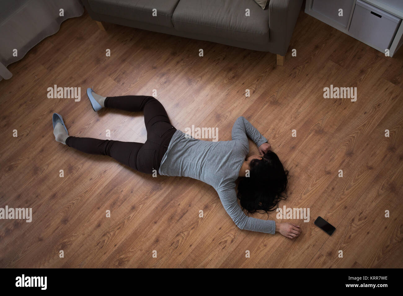 Donna morta corpo disteso sul pavimento in corrispondenza della scena del crimine Foto Stock