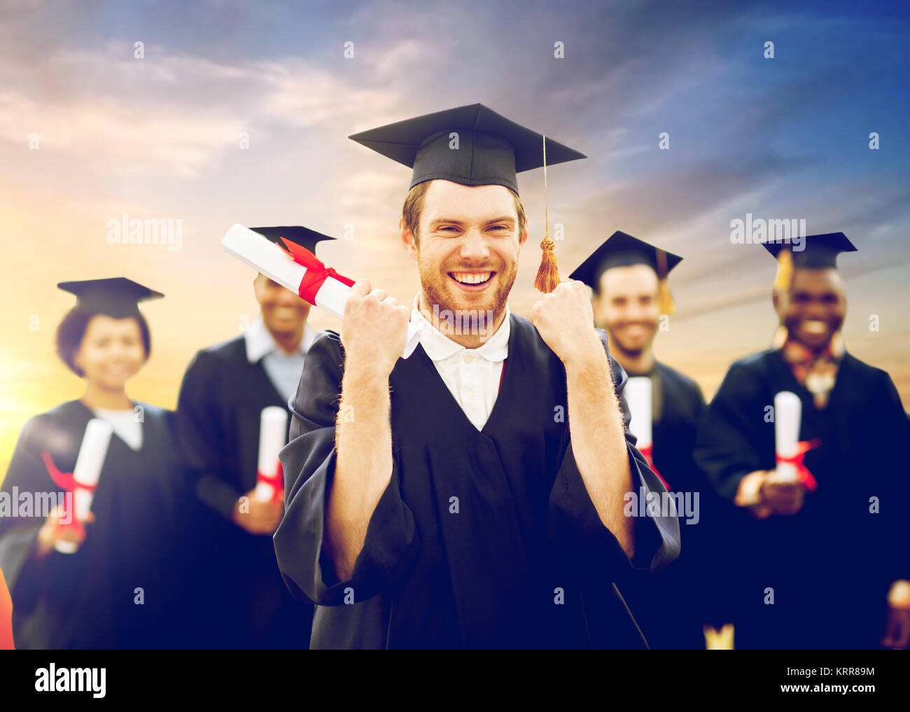 Felice studente con diploma per celebrare la laurea Foto Stock