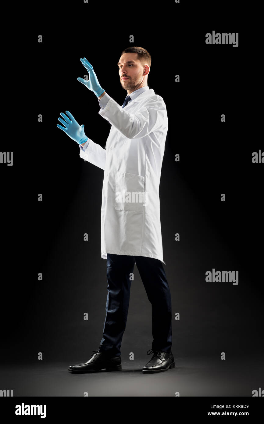 Medico o scienziato in camice e guanti medicali Foto Stock