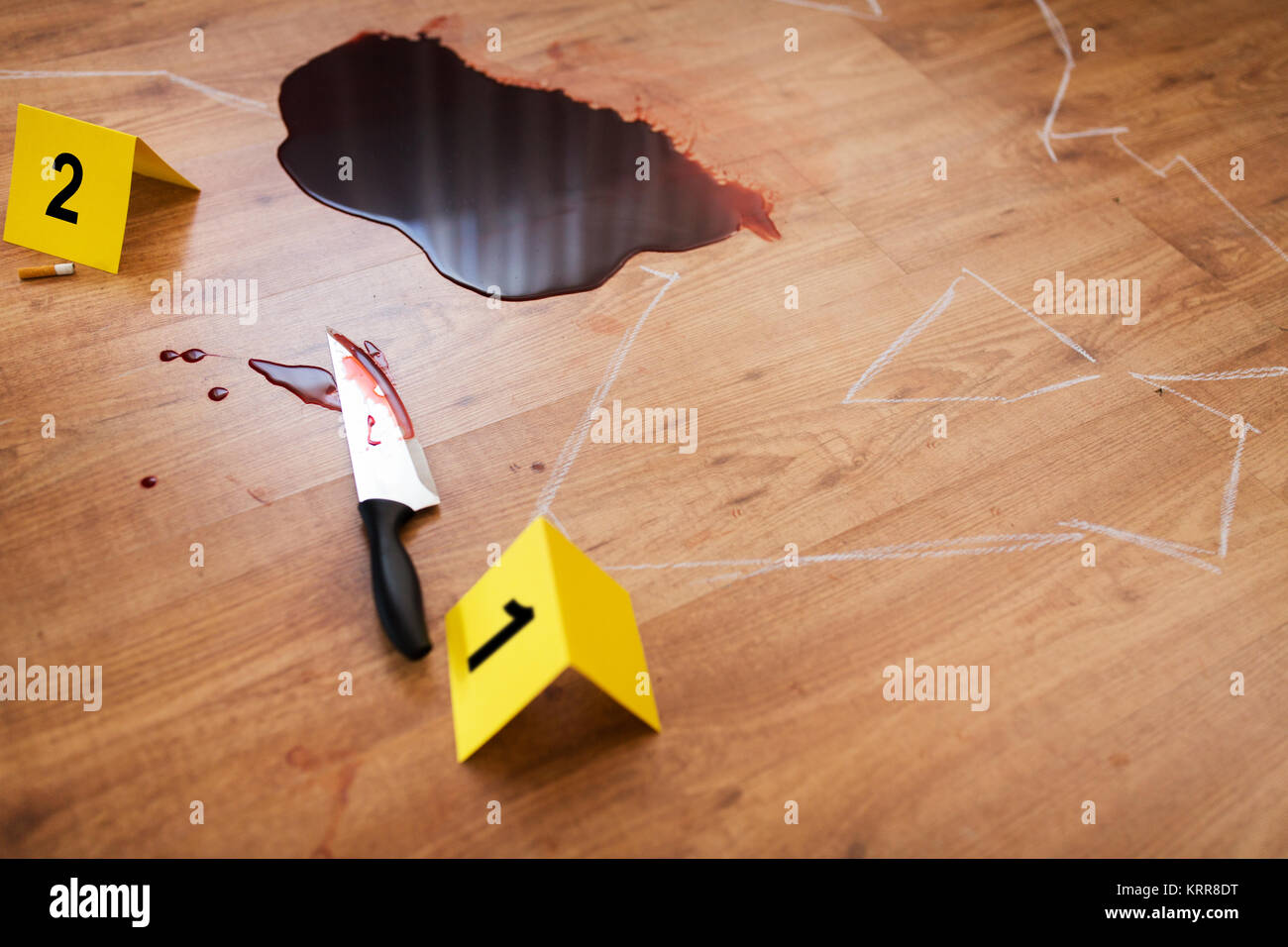 Chalk outline e coltello nel sangue alla scena del crimine Foto Stock